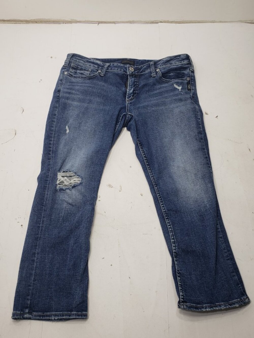 Silver Jeans Co Elyse Capri Women’s Size 32/22.5 Distressed Blue Denim Jeans